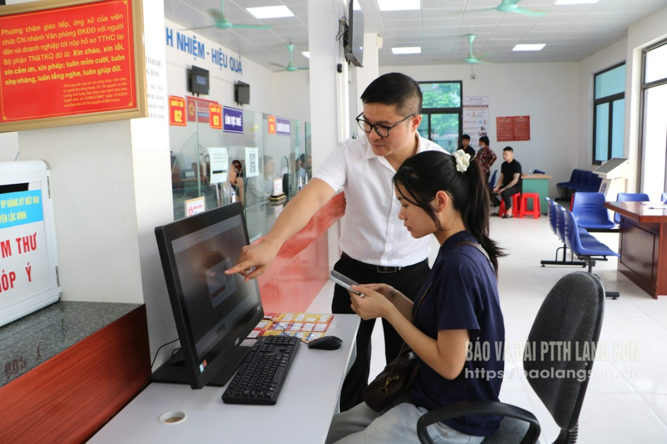 Lãnh đạo Trung tâm Phục vụ hành chính công xã Lộc Bình hướng dẫn người dân nộp thủ tục hành chính qua cổng dịch vụ công quốc gia
