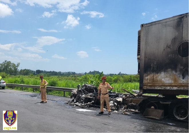 Hiện trường một vụ cháy xe xảy ra tại Quốc lộ 1. (Ảnh: Cổng thông tin điện tử Cục Cảnh sát giao thông)