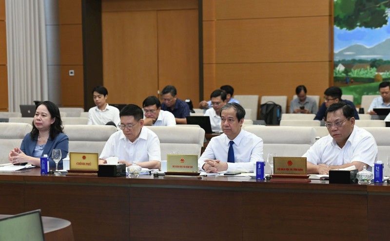 Các đại biểu dự phiên họp.