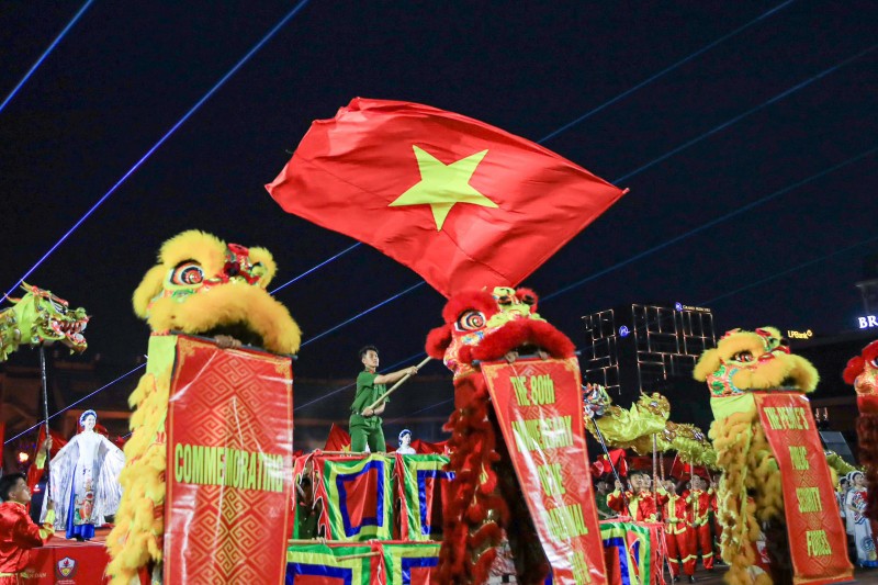 Lễ khai mạc là một màn trình diễn được chuẩn bị công phu, thu hút được người xem.