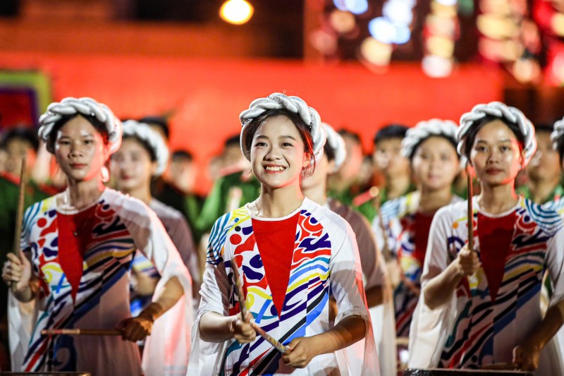 Các học viên Học viện Cảnh sát nhân dân trình diễn màn trống hội trong lễ khai mạc.