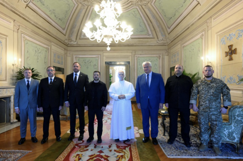 Cuộc gặp hôm 9/7 giữa Giáo hoàng Leo XIV, Tổng thống Volodymyr Zelensky và các quan chức Ukraine. Ảnh: Reuters