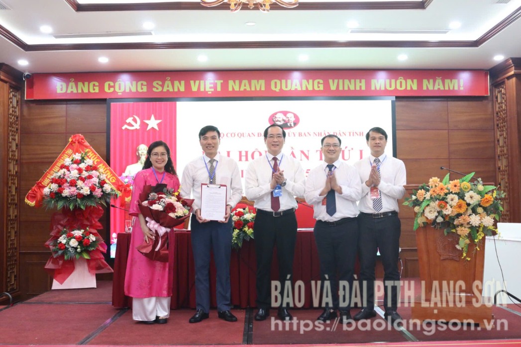 Đồng chí Dương Xuân Huyên, Ủy viên Ban Thường vụ Tỉnh ủy, Phó Bí thư Thường trực Đảng ủy UBND tỉnh, Phó Chủ tịch Thường trực UBND tỉnh trao Quyết định và tặng hoa chúc mừng Ban Chấp hành Chi bộ Cơ quan Đảng ủy UBND tỉnh, nhiệm kỳ 2025-2030