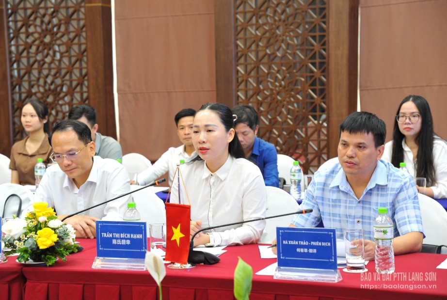 Lãnh đạo Trung tâm Xúc tiến Đầu tư, Thương mại và Du lịch tỉnh phát biểu tại buổi hội đàm