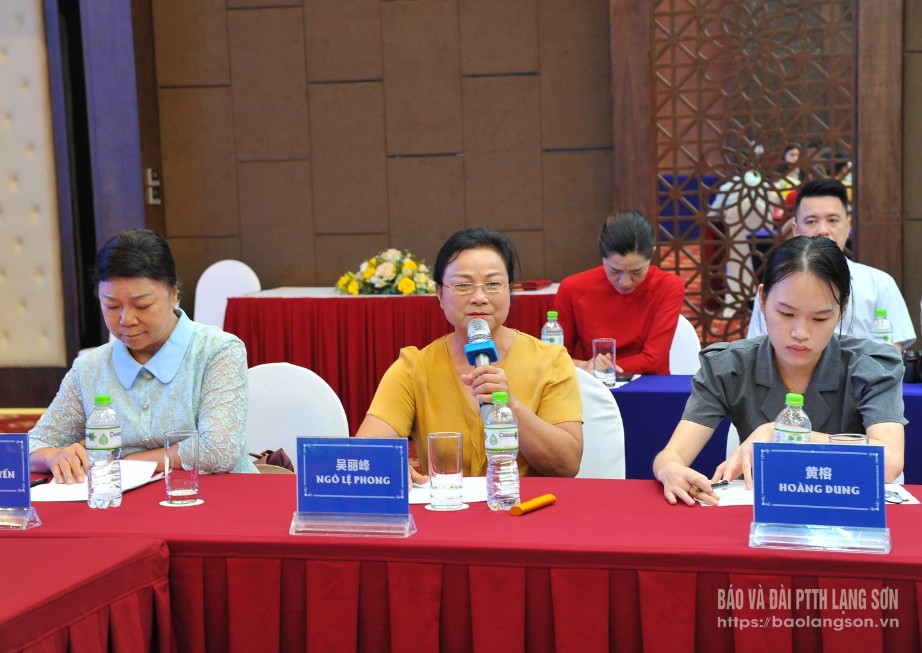 Đại diện doanh nghiệp du lịch phía Bằng Tường, Trung Quốc phát biểu tại buổi hội đàm