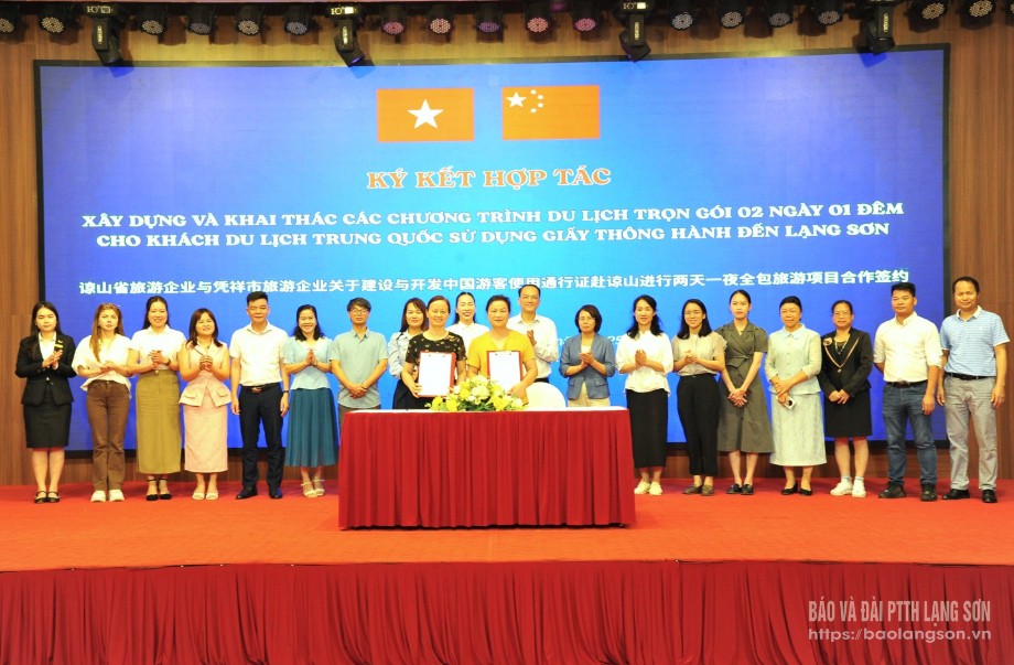 Lãnh đạo Hiệp hội Du lịch tỉnh Lạng Sơn, Việt Nam và Hiệp hội Du lịch Thị Bằng Tường, Trung Quốc ký kết Thỏa thuận hợp tác xây dựng và khai thác tuyến du lịch 2 ngày 1 đêm cho khách du lịch Trung Quốc sử dụng giấy thông hành đến Lạng Sơn
