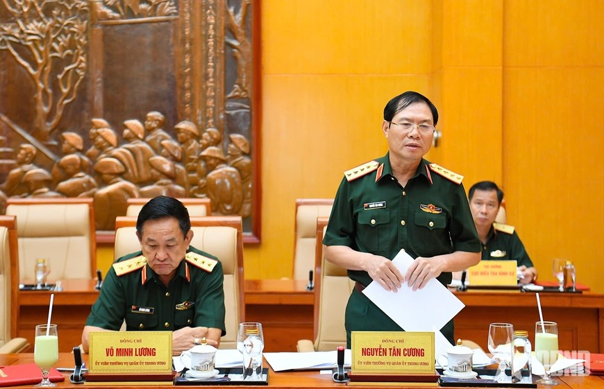 Đại tướng Nguyễn Tân Cương phát biểu bổ sung một số nội dung vào dự thảo văn kiện.