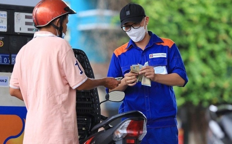 Từ chiều nay (10-7), giá xăng dầu tăng, xăng RON95 vượt 20.000 đồng/lít. Ảnh minh họa: VGP