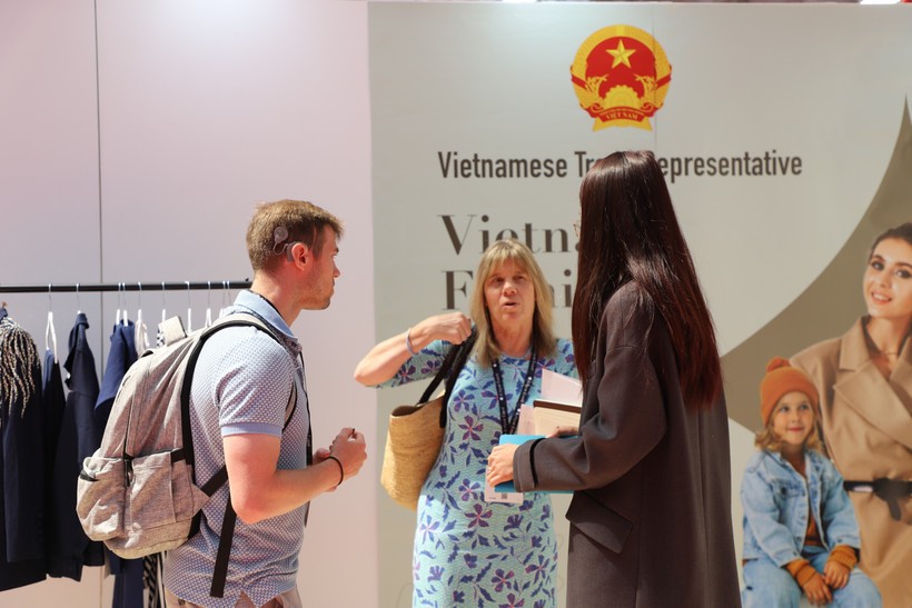 Foreign visitors at Vietnam's booth at Source Fashion London (Photo: VNA)