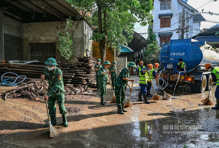 Cán bộ, chiến sĩ bộ đội biên phòng tỉnh giúp đỡ người dân thị trấn Thất Khê (cũ) dọn dẹp hậu quả sau cơn bão số 3 năm 2024