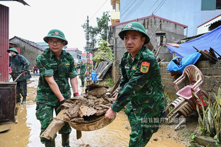Cán bộ, chiến sĩ bộ đội biên phòng tỉnh giúp đỡ người dân thị trấn Thất Khê (cũ) dọn dẹp hậu quả sau cơn bão số 3 năm 2024