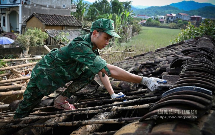 Cán bộ, chiến sĩ bộ đội biên phòng tỉnh giúp đỡ người dân thị trấn Thất Khê (cũ) lợp lại mái nhà sau cơn bão số 3 năm 2024