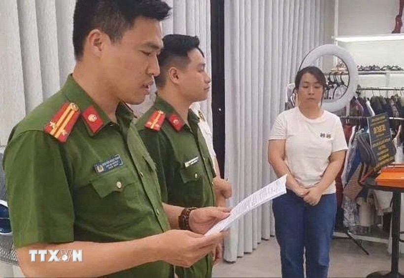 Cơ quan Công an tiến hành khám xét khẩn cấp chỗ ở và địa điểm livestream bán hàng, kho hàng của đối tượng Nguyễn Thị Thu Hường. (Ảnh: TTXVN phát)