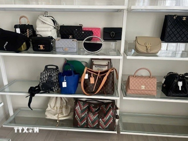 Hàng hóa trốn thuế bị lực lượng chức năng phát hiện, thu giữ. (Ảnh: TTXVN phát)