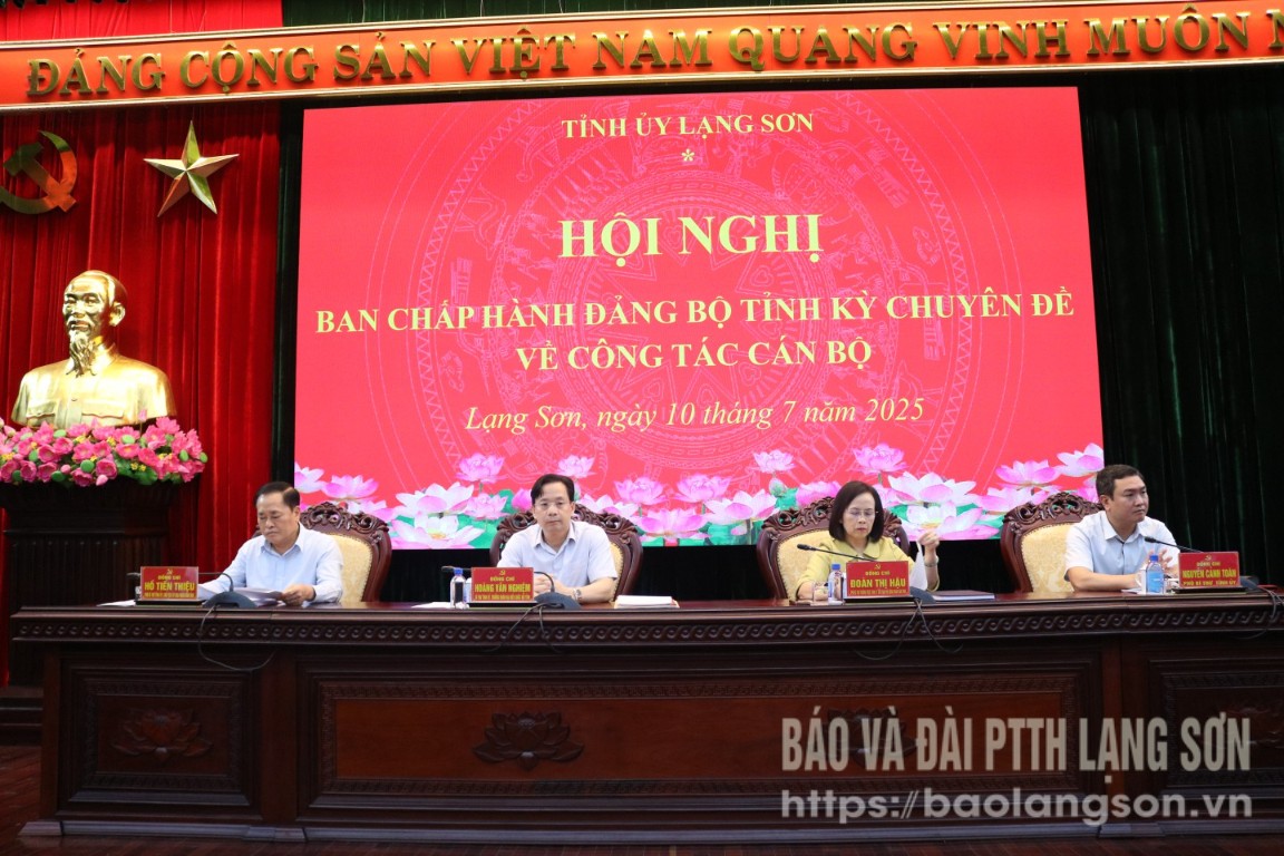 Các đồng chí Thường trực Tỉnh ủy chủ trì hội nghị