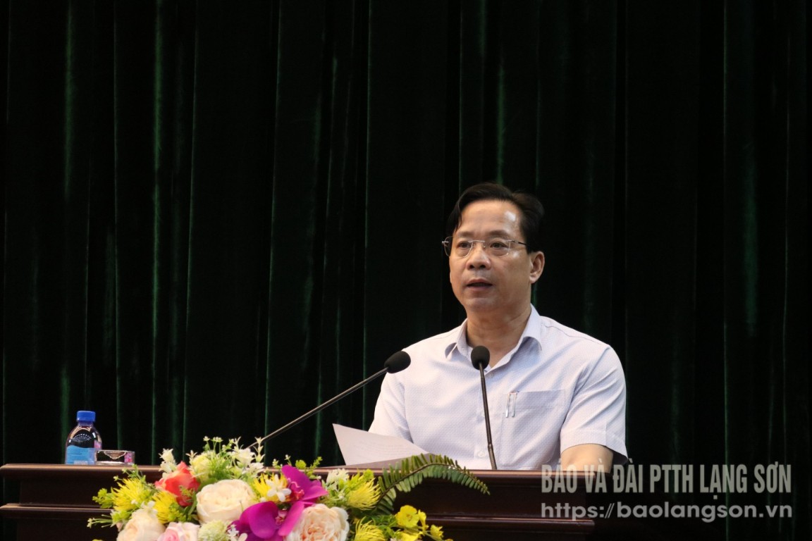 Đồng chí Hoàng Văn Nghiệm, Bí thư Tỉnh ủy, Trưởng Đoàn đại biểu Quốc hội tỉnh phát biểu tại hội nghị