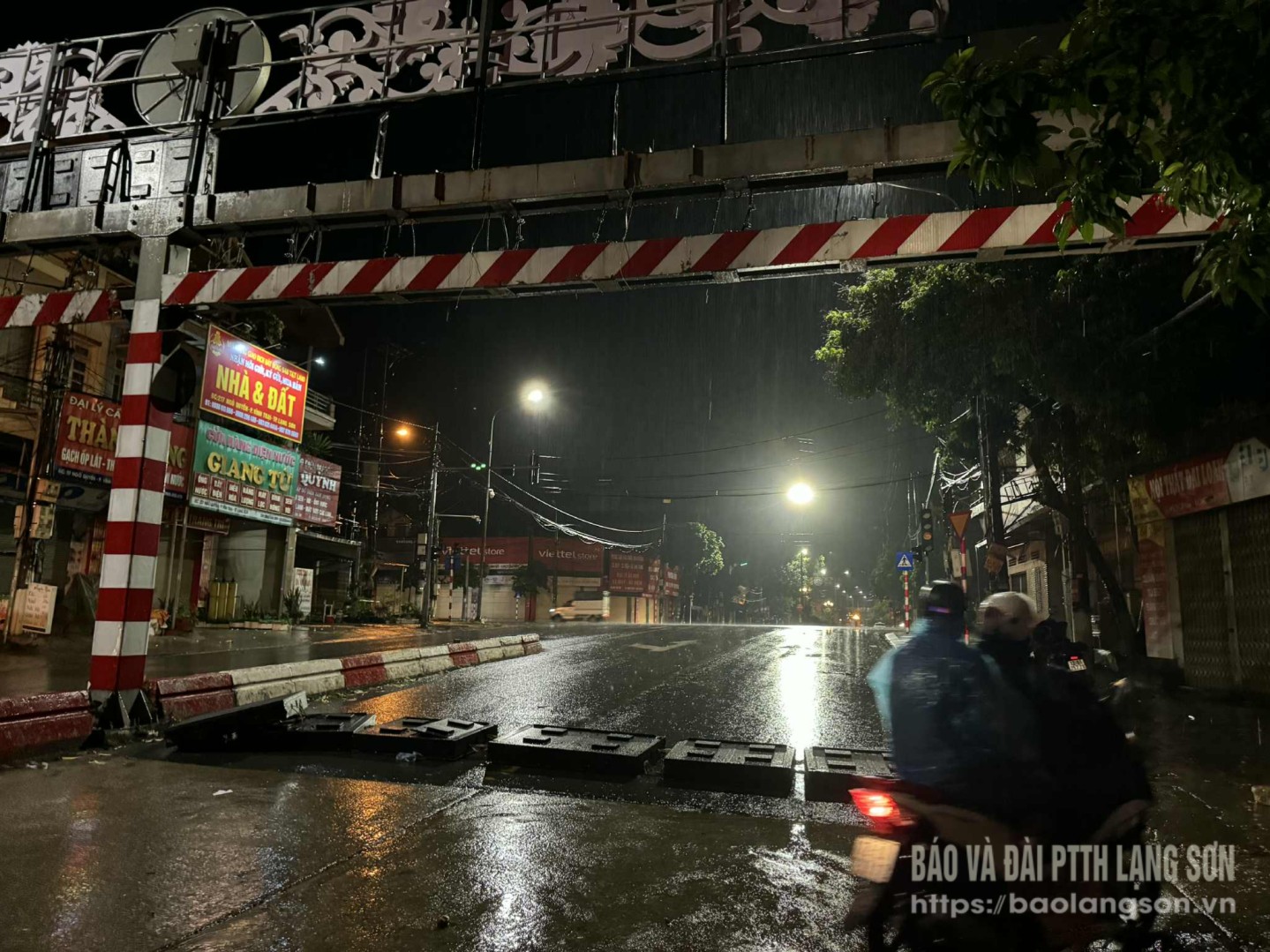 Người điều khiển phương tiện phải đi lên vỉa hè khi lưu thông qua đường Ngô Quyền