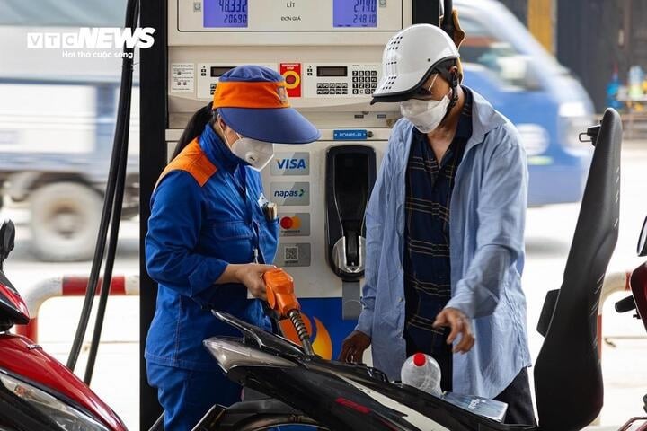 Bộ Tài chính đề xuất tiếp tục giảm thuế BVMT đối với xăng dầu đến hết 2026. (Ảnh minh họa: Minh Đức)