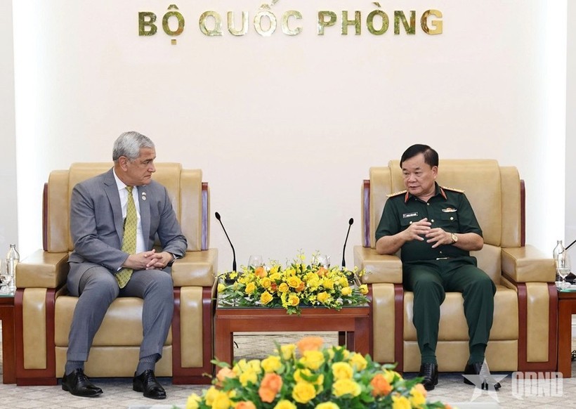 Deputy Minister of National Defence Senior Lieutenant General Hoang Xuan Chien (right) holds talks Kelly McKeague, Director of the Defence POW/MIA Accounting Agency under the US Department of Defence. (Photo: qdnd.vn)