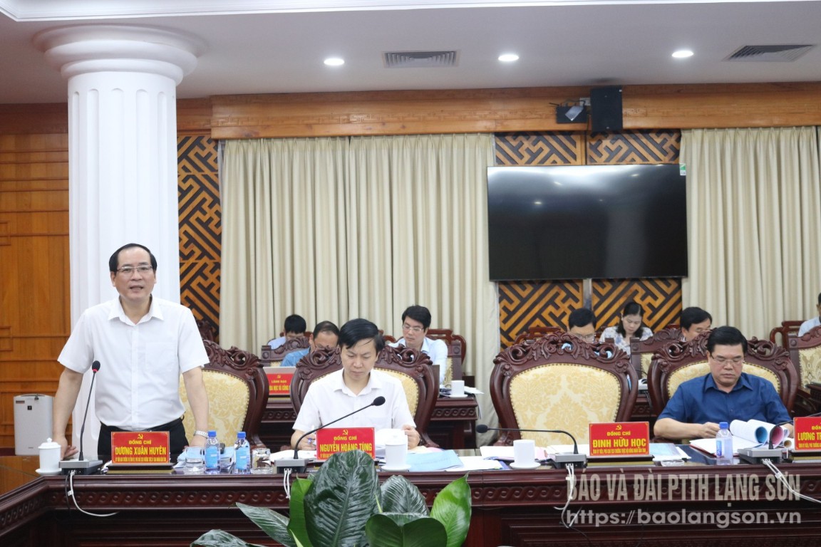 Đồng chí Dương Xuân Huyên, Ủy viên Ban Thường vụ Tỉnh ủy, Phó Chủ tịch Thường trực UBND tỉnh, thành viên Tổ duyệt văn kiện số 1 đóng góp ý kiến vào dự thảo văn kiện các đơn vị