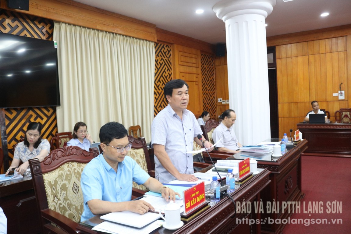 Lãnh đạo Sở Nông nghiệp và Môi trường, thành viên Tổ duyệt văn kiện số 1 tham gia ý kiến đóng góp vào dự thảo văn kiện của các xã