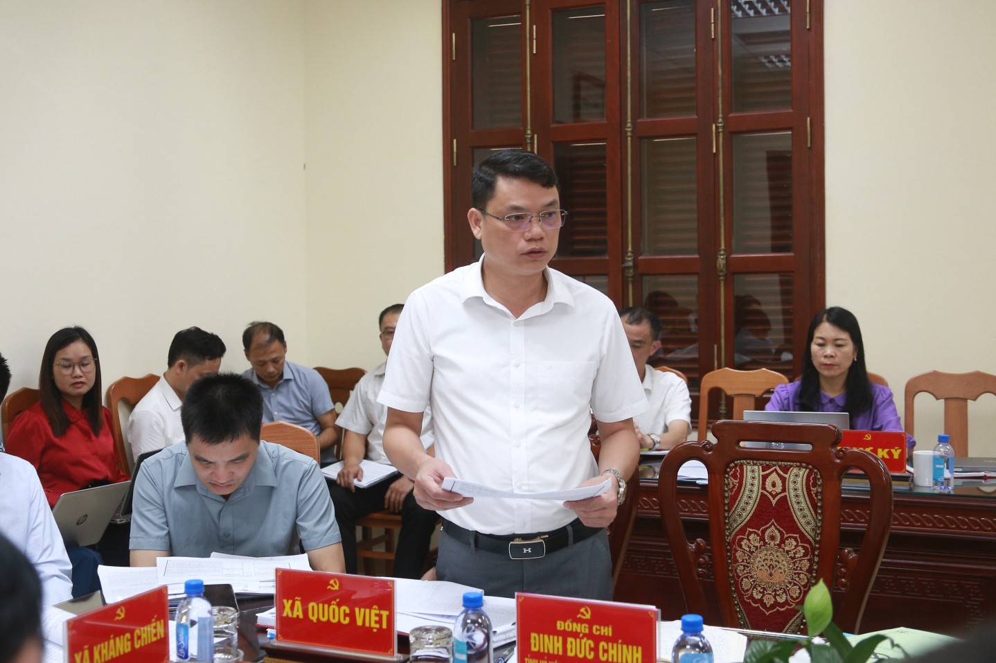 Lãnh đạo Đảng ủy xã Quốc Việt báo cáo các nội dung dự thảo văn kiện trình đại hội đảng bộ xã tại cuộc họp