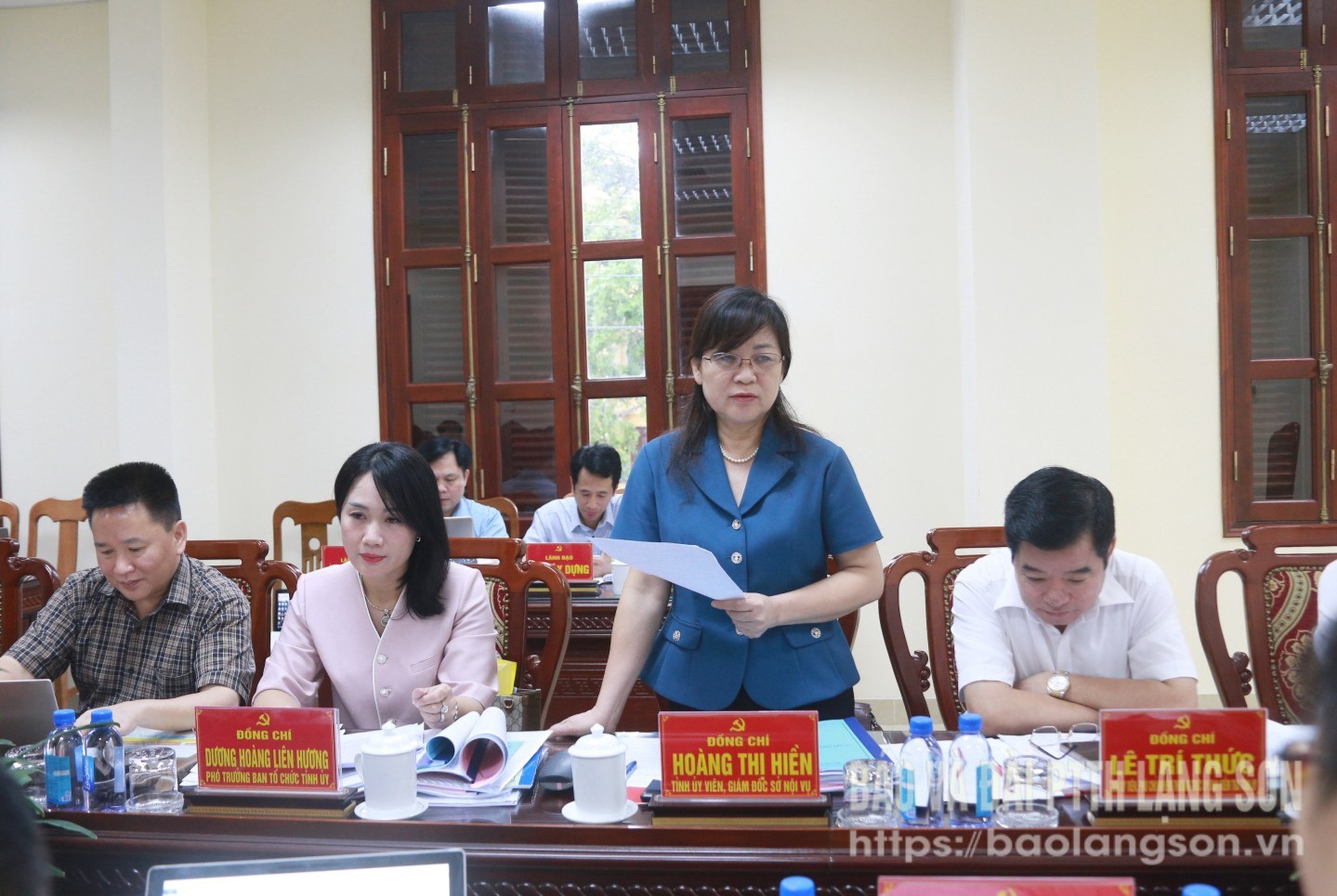 Lãnh đạo Sở Nội vụ, thành viên Tổ duyệt văn kiện số 2 phát biểu ý kiến tại cuộc họp