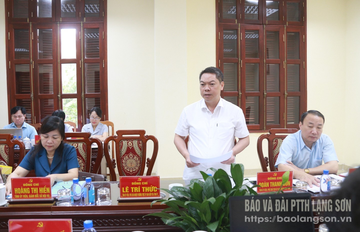 Đồng chí Đoàn Thanh Sơn, Phó Chủ tịch UBND tỉnh, thành viên Tổ duyệt văn kiện số 2 phát biểu ý kiến tại cuộc họp