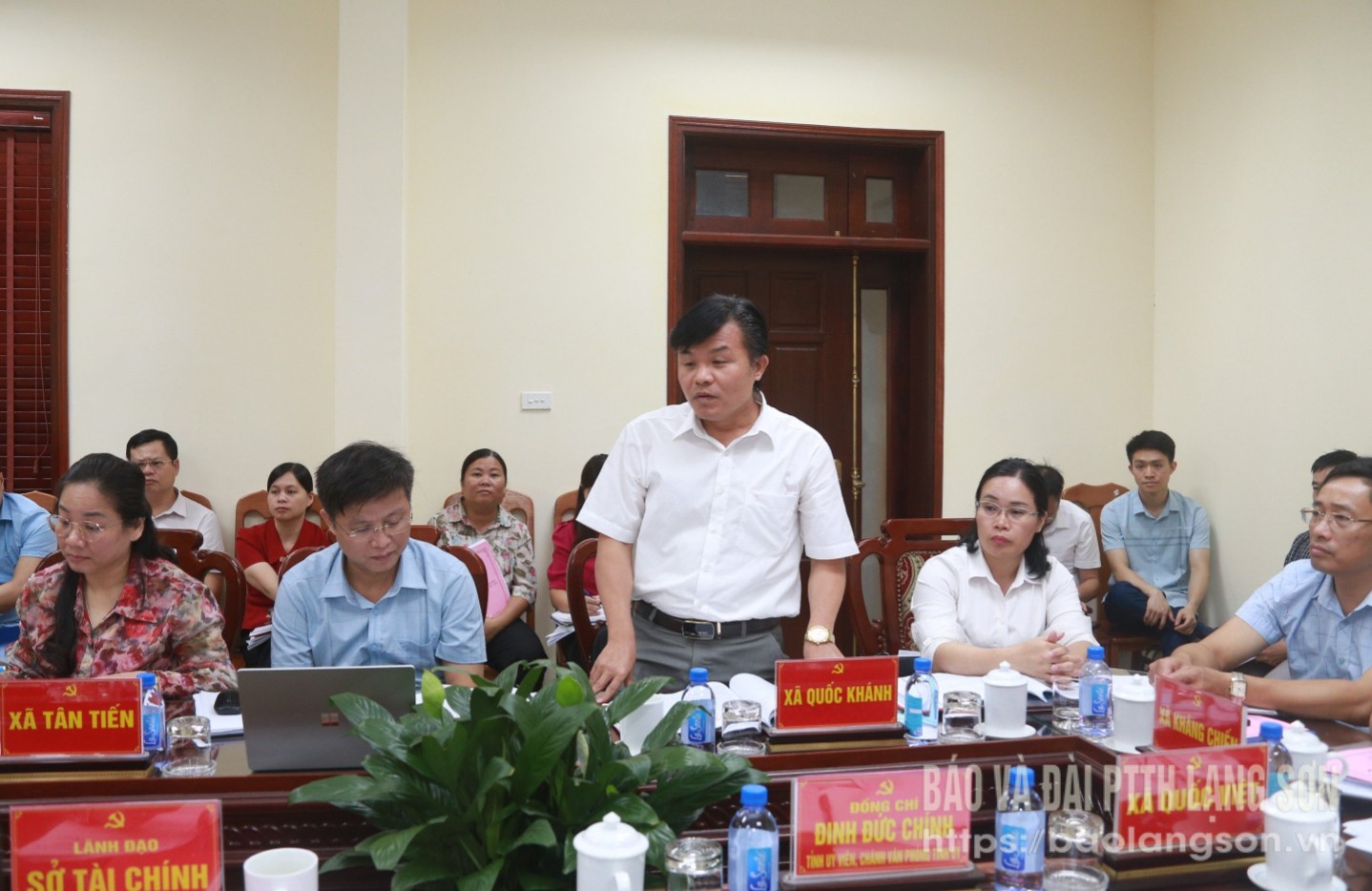 Lãnh đạo Đảng ủy xã Quốc Khánh báo cáo các nội dung trong dự thảo văn kiện trình đại hội đảng bộ xã tại cuộc họp