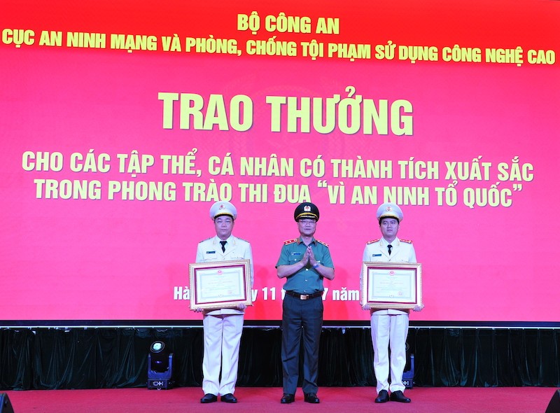 Thừa uỷ quyền của Chú tịch nước, Thứ trưởng Phạm Thế Tùng trao Huân chương Chiến công hạng Nhì và hạng Ba tặng các các cá nhân có thành tích xuất sắc.