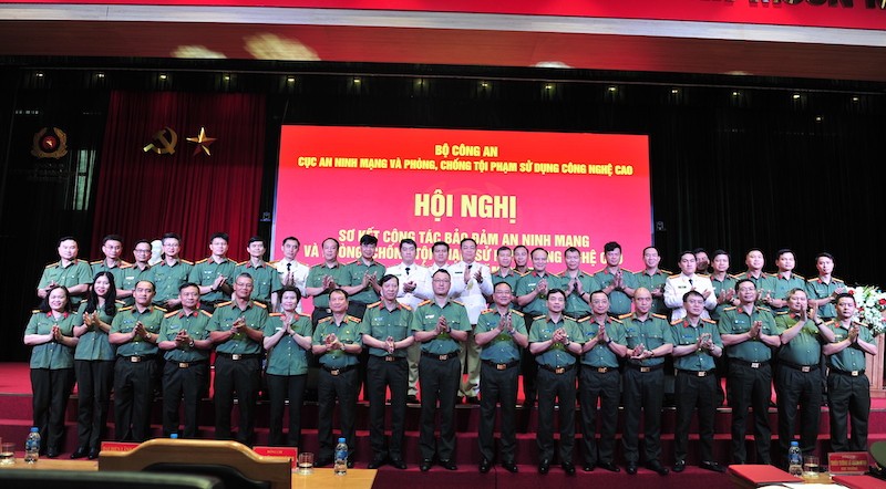 Thứ trưởng Phạm Thế Tùng và các đại biểu dự hội nghị.