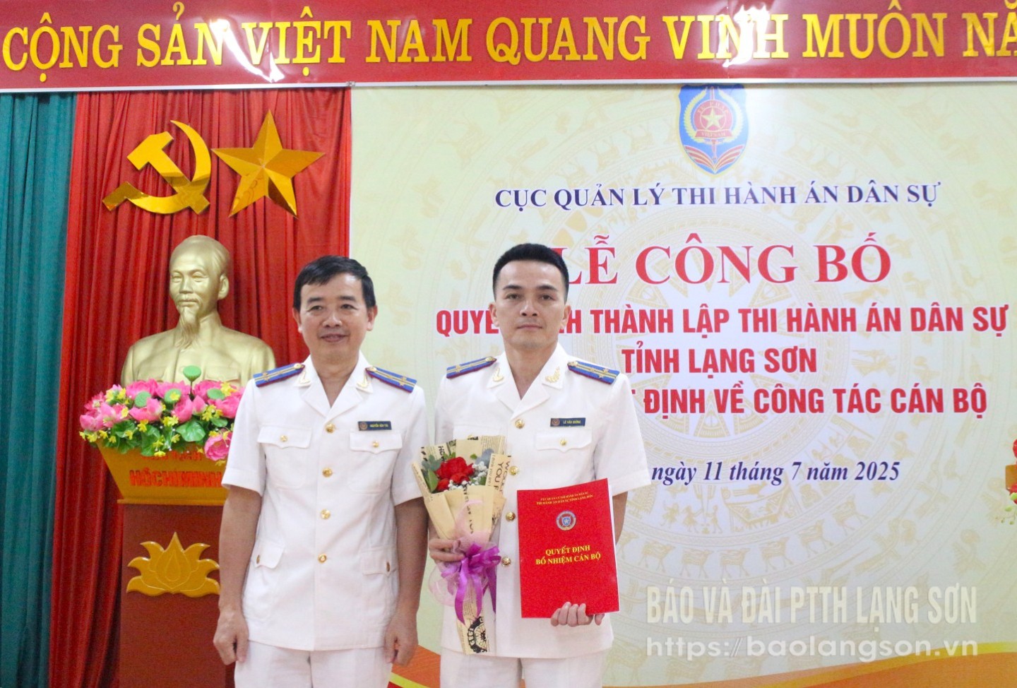 Thừa ủy quyền của Bộ trưởng Bộ Tư pháp, Trưởng phòng THADS tỉnh trao quyết định bổ nhiệm Phó Trưởng phòng THADS tỉnh