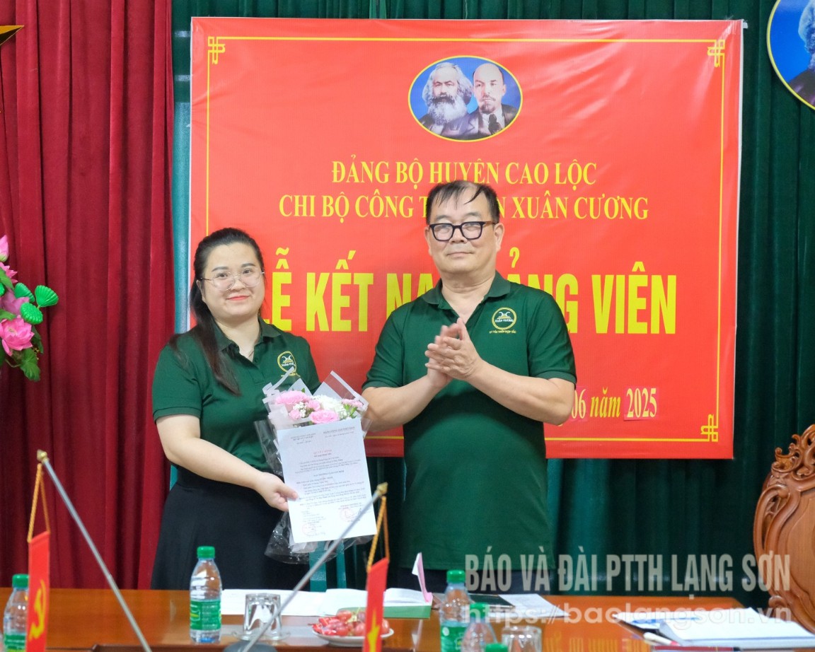 Bí thư Chi bộ Công ty Cổ phần Hữu Nghị Xuân Cương (bên phải) trao quyết định kết nạp đảng viên mới cho quần chúng ưu tú