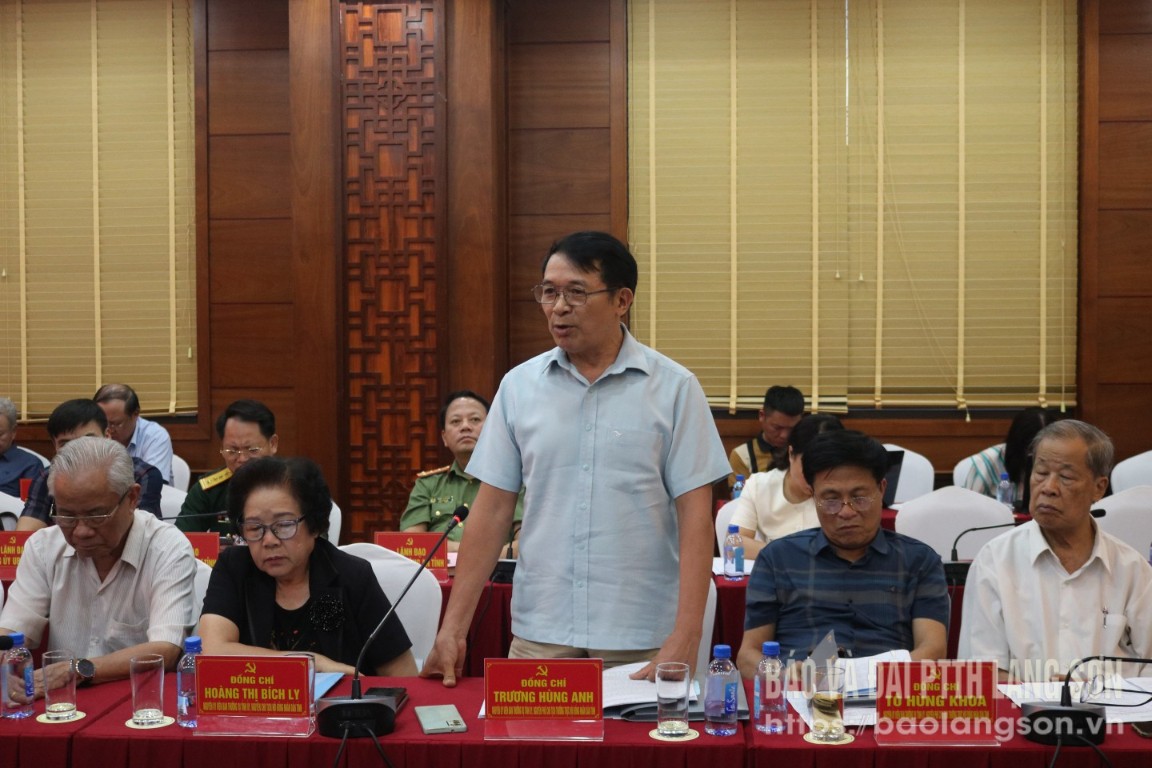 Ông Trương Hùng Anh, nguyên Ủy viên Ban Thường vụ Tỉnh ủy, nguyên Phó Chủ tịch Thường trực HĐND tỉnh phát biểu ý kiến đóng góp vào dự thảo báo cáo chính trị trình Đại hội đại biểu Đảng bộ tỉnh lần thứ XVIII