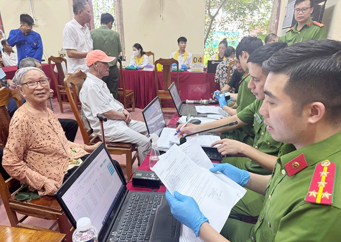 Công an xã Định Hòa tích cực thu nhận mẫu ADN của thân nhân liệt sĩ chưa xác định được danh tính.