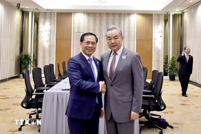 Phó Thủ tướng, Bộ trưởng Ngoại giao Bùi Thanh Sơn gặp Bộ trưởng Ngoại giao Trung Quốc Vương Nghị. (Ảnh: TTXVN phát)