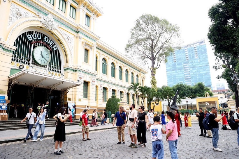 Du khách tham quan Thành phố Hồ Chí Minh. (Ảnh: Hồng Đạt/TTXVN)