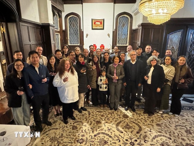 Cán bộ, nhân viên Đại sứ quán Việt Nam và Cuba tại Argentina chụp ảnh lưu niệm tại buổi giao lưu. (Ảnh: Diệu Hương/TTXVN)
