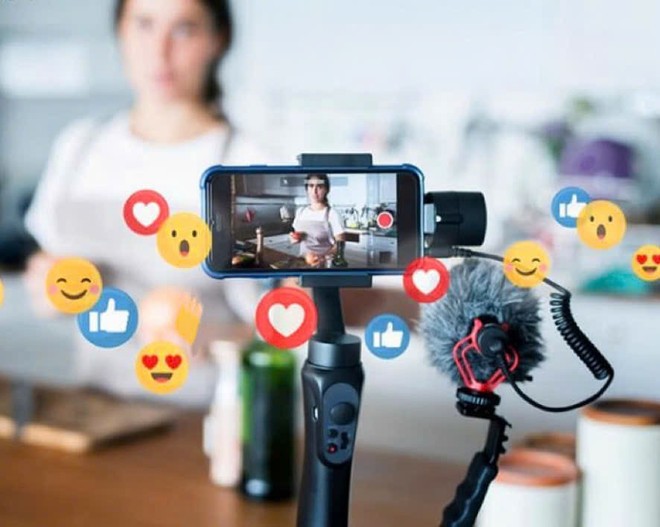 Bán hàng live stream trên mạng là loại hình thu hút khách trong vài năm trở lại đây. (Hình minh họa)