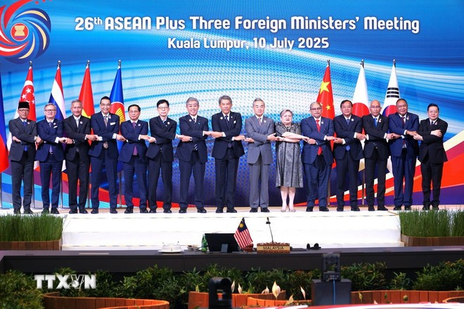 Phó Thủ tướng, Bộ trưởng Ngoại giao Bùi Thanh Sơn (thứ năm từ trái sang) chụp ảnh với các Bộ trưởng ASEAN tại Hội nghị Bộ trưởng Ngoại giao ASEAN +3. (Ảnh: Hằng Linh/TTXVN)
