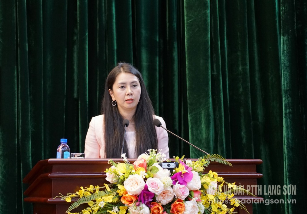 Đồng chí Đoàn Thu Hà, Uỷ viên Ban Thường vụ Tỉnh ủy, Trưởng Ban Nội chính Tỉnh ủy; Phó Trưởng ban Thường trực Ban Chỉ đạo PCTNLPTC tỉnh điều hành thảo luận tại hội nghị