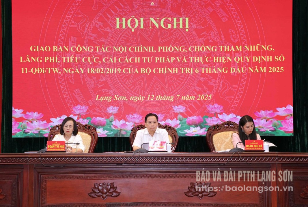 Các đồng chí chủ trì hội nghị
