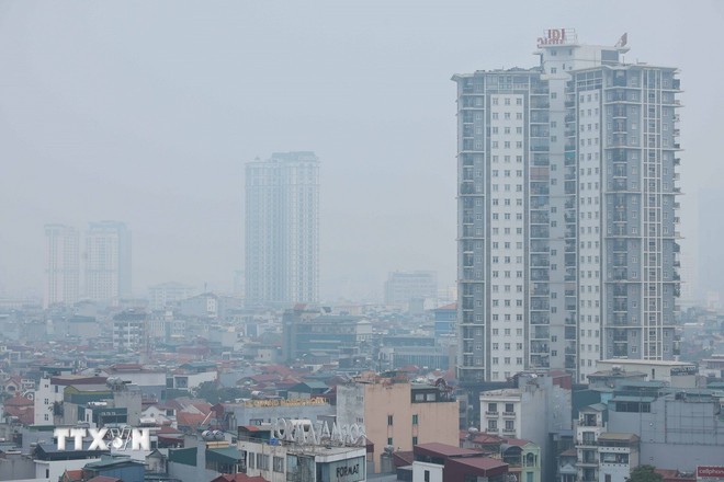 Không khí ô nhiễm khiến bầu trời mù mịt, hạn chế tầm nhìn xa tại Hà Nội. (Ảnh: Hoàng Hiếu/TTXVN)