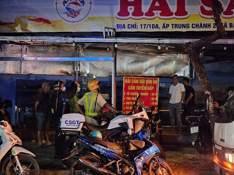 Nhóm người có hành vi chống đối Cảnh sát giao thông làm nhiệm vụ. (Ảnh TTXVN phát)