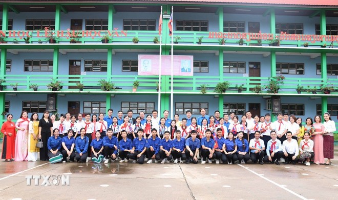 Các thầy cô giáo, các đại biểu và các thanh thiếu nhi hai nước Việt Nam-Lào chụp ảnh kỷ niệm. (Ảnh: Xuân Tú/TTXVN)