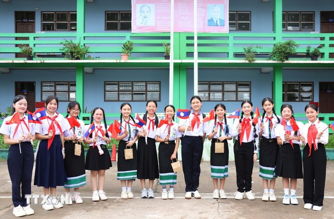 Thiếu nhi hai nước Việt Nam-Lào chụp ảnh thể hiện tình đoàn kết. (Ảnh: Xuân Tú/TTXVN)