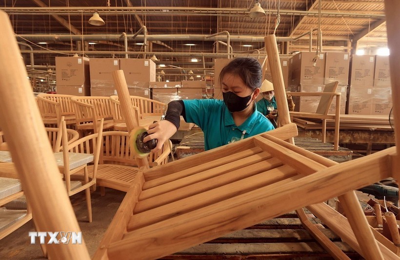 Sản xuất ghế xuất khẩu. (Ảnh: Tuấn Anh/TTXVN)