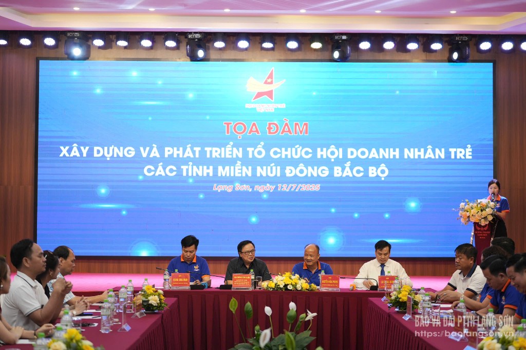 Các đại biểu tham dự toạ đàm