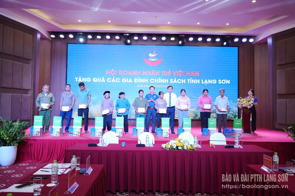 Lãnh đạo Hội Doanh nhân trẻ Việt Nam và Lãnh đạo Hội Doanh nhân trẻ Lạng Sơn trao các phần quà cho các gia đình có hoàn cảnh khó khăn