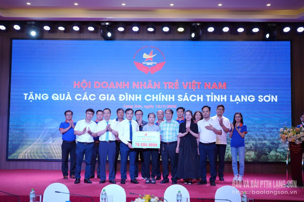Lãnh đạo và các hội viên trong Hội Doanh nhân trẻ Lạng Sơn trao kinh phí hỗ trợ xoá nhà tạm, nhà dột nát cho gia đình chính sách